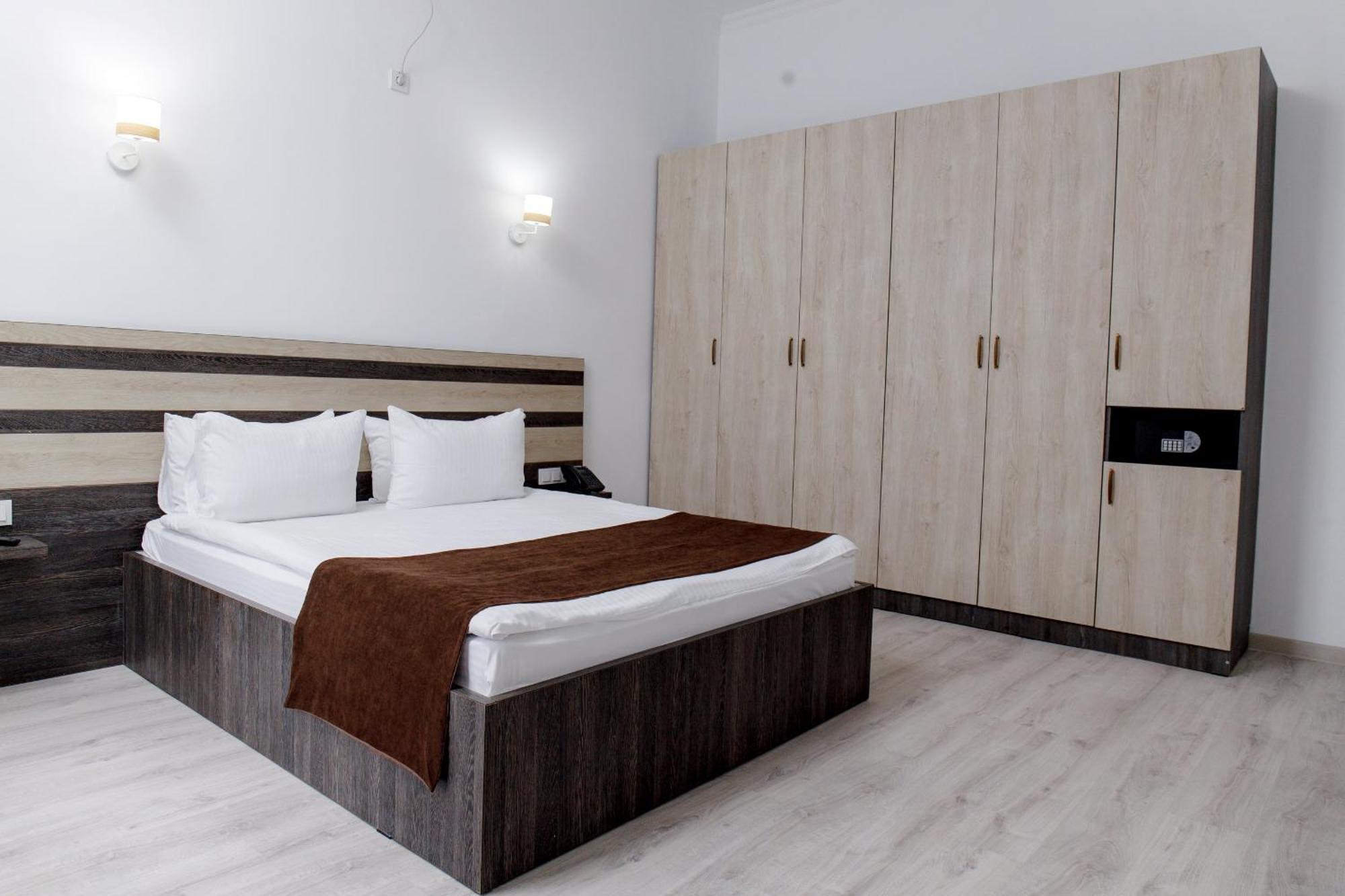 Infinity Plaza Hotel Atyrau Exterior photo