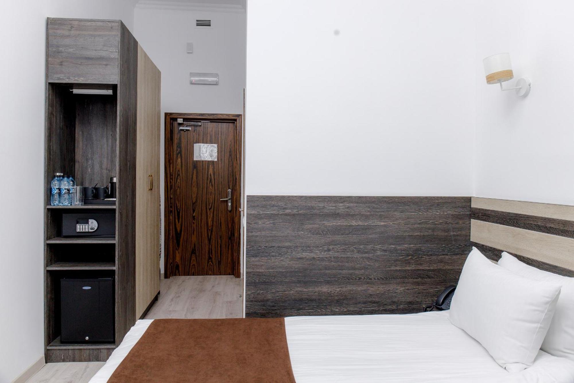 Infinity Plaza Hotel Atyrau Exterior photo